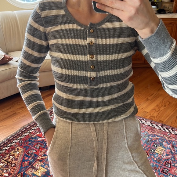 Gorgeous like new Jcrew Henley long sleeve top great for layering, like new - Picture 4 of 6